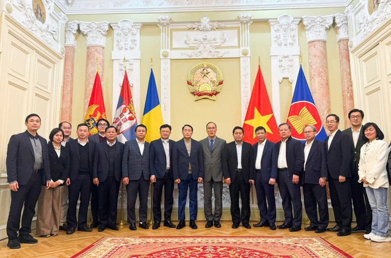 Le vice-ministre Le Quoc Hung et la délégation ont effectué une visite de travail à l’ambassade du Vietnam en Roumanie. Photo : CAND. le-quoc-hung-delegation-en-roumanie.jpg