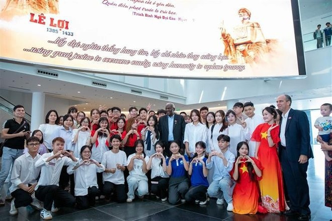 Le président de l'Assemblée nationale cubaine prend une photo avec des jeunes et des visiteurs du musée d'histoire militaire du Vietnam. Photo : VNA. Le président de l'Assemblée nationale cubaine prend une photo avec des jeunes et des visiteurs du musée d'histoire militaire du Vietnam. Photo : VNA.