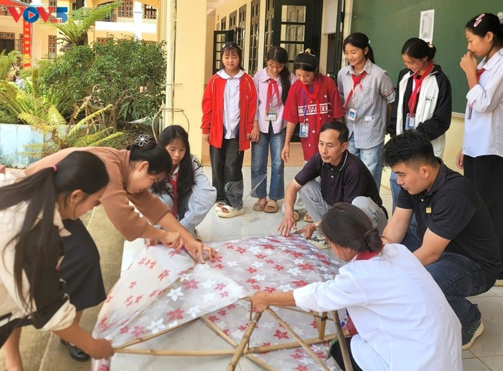 Enseignants et élèves de l’école Co Mạ confectionnent leurs lanternes. Photo : VOV5. vov5-8-anh1-tettrungthu-wkwk.jpg