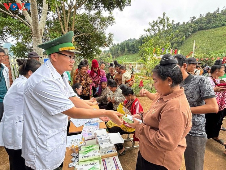 Les élèves et habitants bénéficient de consultations et de médicaments gratuits. Photo : VOV5. vov5-8-anh4-tettrungthu-oovy.jpg