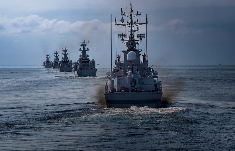 Les bâtiments de surface de la Marine s’entraînent en mer pour le défilé naval. Photo : NDEL. tau-mat-nuoc.jpg