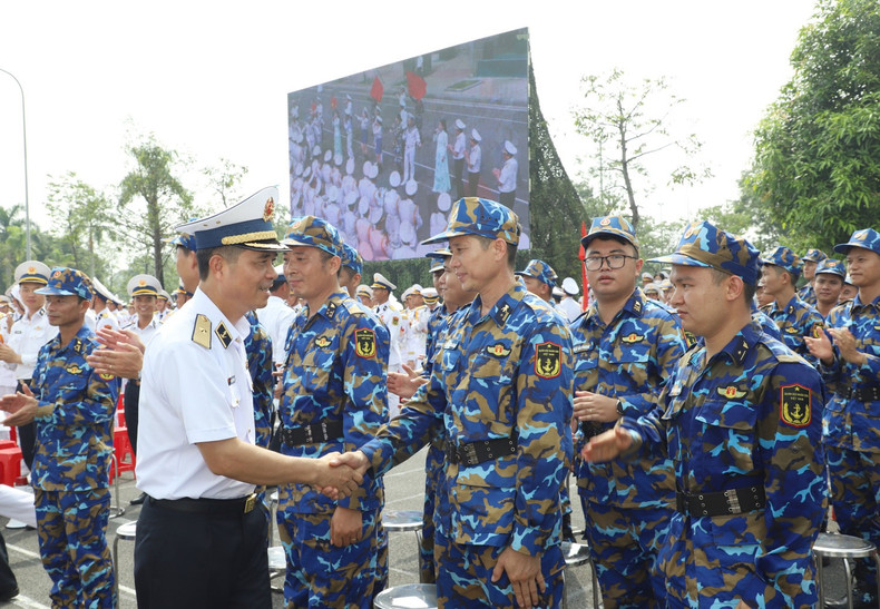 Le général de brigade Nguyen An Phongest est allé encourager les unités mobilisées pour le grand défilé. Photo : NDEL. nguyen-an-phong-dong-vien.jpg