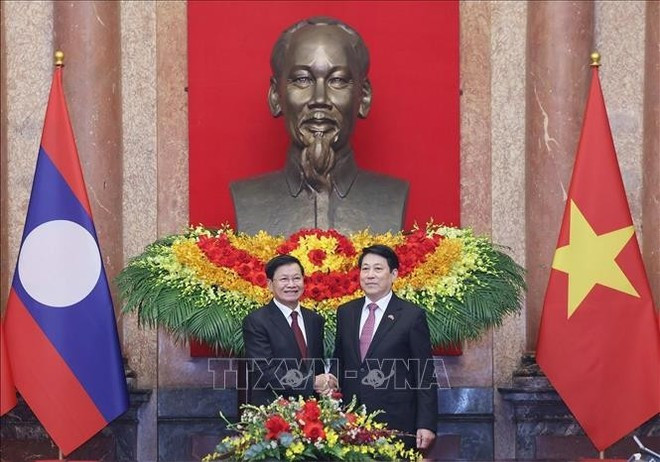 Le président Luong Cuong (droite) et le dirigeant lao Thongloun Sisoulith. Photo : VNA.