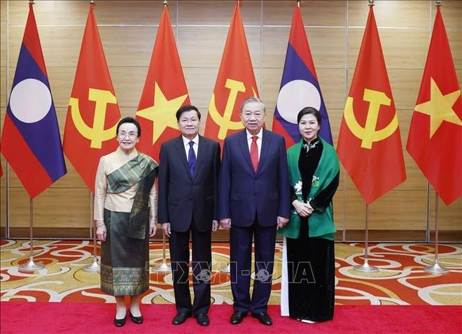 Le secrétaire général du PCV, To Lam, et son épouse, le secrétaire général du PPRL et président du Laos, Thongloun Sisoulith, et son épouse. Photo : VNA.