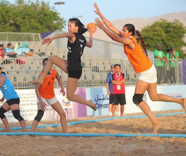 HaThi Hanh (à gauche) en action lors du Championnat d'Asie de beach handball 2025 à Oman. Photo : gracieuseté de l'équipe sportive du Vietnam.