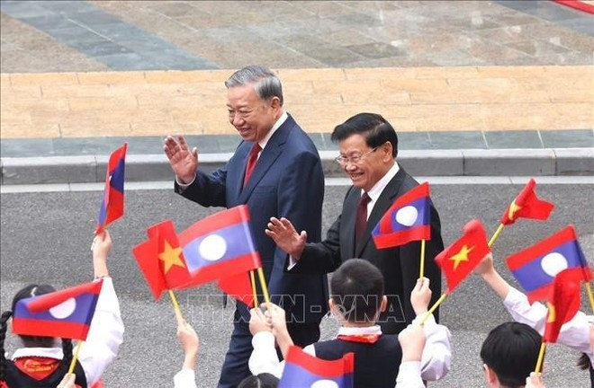 Le secrétaire général du PCV To Lam et le secrétaire général du PPRL et président du Laos Thongloun Sisoulith à la cérémonie d'accueil. Photo : VNA.