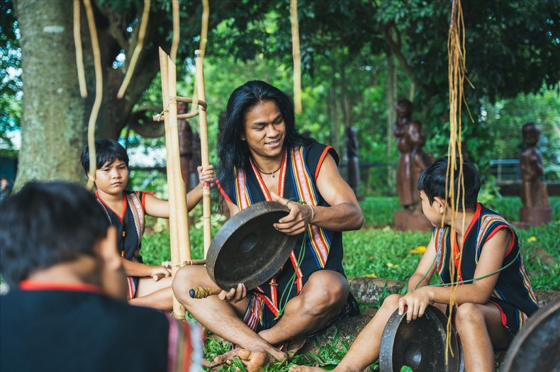 Respecter et protéger la culture traditionnelle, c’est aussi la façon dont les jeunes générations apportent leur voix particulière au panorama culturel des 54 groupes ethniques du Vietnam. Photo : baodantoc. nguoi-tre-baodantoc.jpg