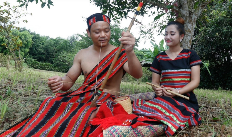 Dans le rythme effréné de la vie moderne, la culture traditionnelle est devenue un ancrage spirituel solide, contribuant à préserver l’identité et à nourrir l’âme des générations. Photo : VNA. ta-oi-vna.jpg