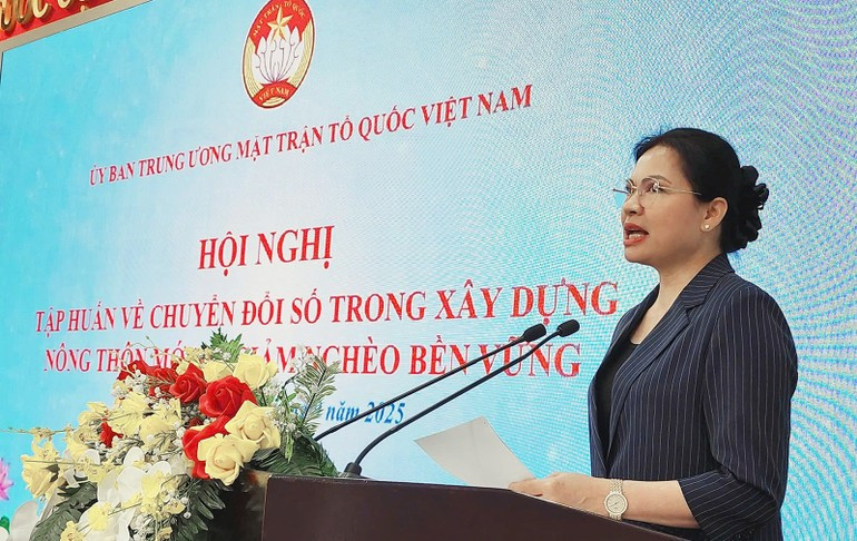 Ha Thi Nga, membre du Comité central du Parti et vice-présidente du Comité central du Front de la Patrie du Vietnam, s'exprime lors de la conférence. Photo : NDEL. ha-thi-nga-ndel.jpg