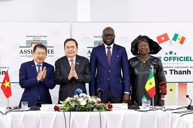 MM. Tran Thanh Man et El Malick Ndiaye à la cérémonie d'annonce de la création des groupes parlementaires d'amitié des deux pays. Photo : VNA. MM. Tran Thanh Man et El Malick Ndiaye à la cérémonie d'annonce de la création des groupes parlementaires d'amitié des deux pays. Photo : VNA.