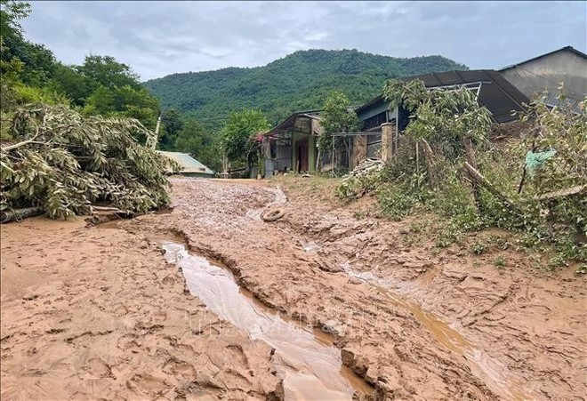 Les approvisionnements sont largués en cinq points des communes de Muong Xen, Muong Tip, Nhon Mai, My Ly et Bac Ly. Photo : VNA. Les approvisionnements sont largués en cinq points des communes de Muong Xen, Muong Tip, Nhon Mai, My Ly et Bac Ly. Photo : VNA.