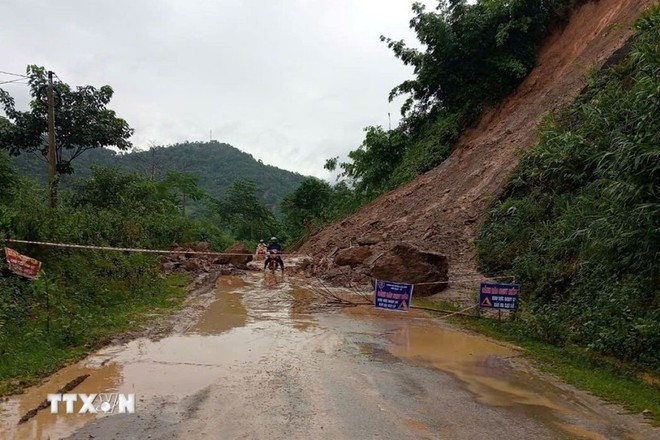 De fortes pluies ont provoqué des glissements de terrain. Photo : VNA. De fortes pluies ont provoqué des glissements de terrain. Photo : VNA.