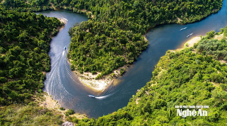 La beauté de la rivière Giang, qui coule à travers la forêt de Pu Mat. Photo : baonghean. pu-mat-baonghean.jpg