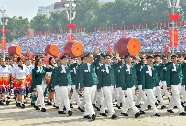 Leur présence sur la place historique Ba Dinh témoigne de l’attention et de la reconnaissance de la Patrie à l’égard du rôle et des contributions de ses compatriotes dispersés à travers le monde. Photo : NDEL. bloc-kieu-bao-2.jpg