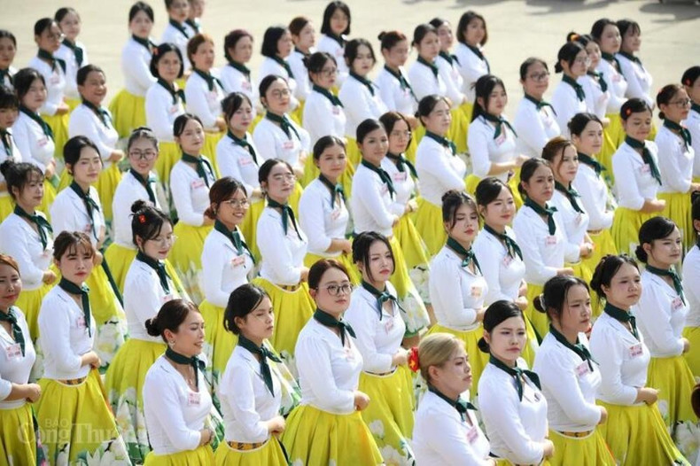 Le matin du 2 septembre, sur la place Ba Dinh, 55 Vietnamiens d’outre-mer exemplaires, venus de 18 pays et territoires, ont pris part au défilé célébrant le 80ᵉ anniversaire de la Révolution d’Août et de la Fête nationale. Photo : baocongthuong. kieu-bao-vinh-du.jpg