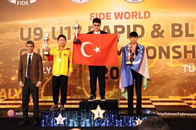 Nguyen Nam Kiet (deuxième à gauche) sur le podium après avoir remporté la médaille d'argent dans la catégorie des garçons de moins de 15 ans. Photo : Fédération vietnamienne des échecs.