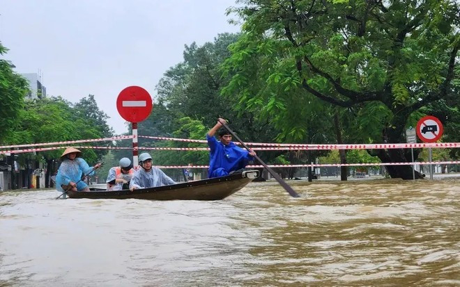 Les inondations affectent gravement la vie des habitants. Photo : VTV. mua-11.jpg