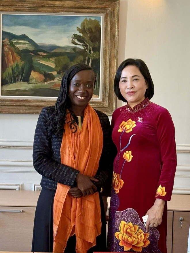 La vice-présidente de l’Assemblée nationale du Vietnam, Nguyen Thi Thanh (droite), et son homologue française, Nadège Abomangoli. Photo : VNA. La vice-présidente de l’Assemblée nationale du Vietnam, Nguyen Thi Thanh (droite), et son homologue française, Nadège Abomangoli. Photo : VNA.