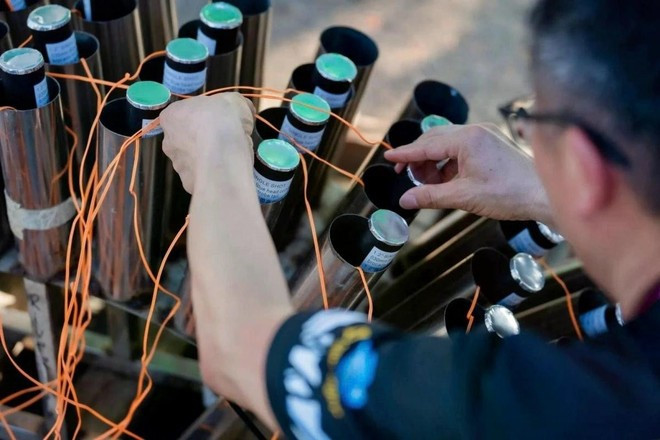 L'équipe chinoise présentera un format inédit et audacieux lors de la dernière soirée, avec dix morceaux de musique et 7.000 feux d'artifice. Photo : VTC. L'équipe chinoise présentera un format inédit et audacieux lors de la dernière soirée, avec dix morceaux de musique et 7.000 feux d'artifice. Photo : VTC.