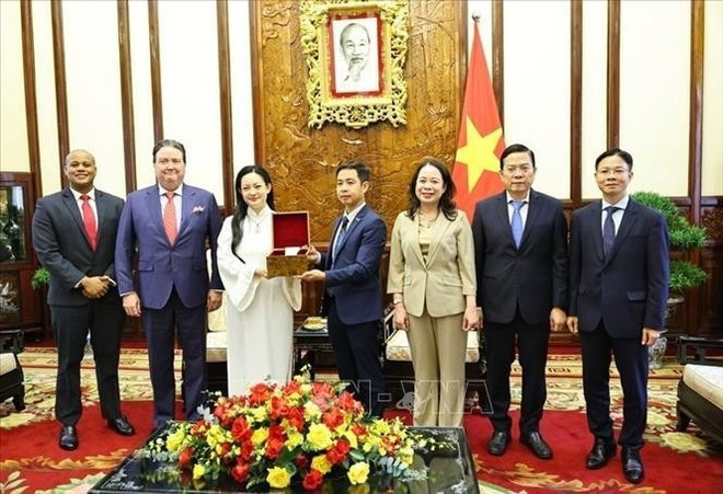 Amanda Nguyen remet à la partie vietnamienne des graines de lotus vietnamiennes qu'elle avait emportées avec elle dans l'espace. Photo : VNA. Amanda Nguyen remet à la partie vietnamienne des graines de lotus vietnamiennes qu'elle avait emportées avec elle dans l'espace. Photo : VNA.