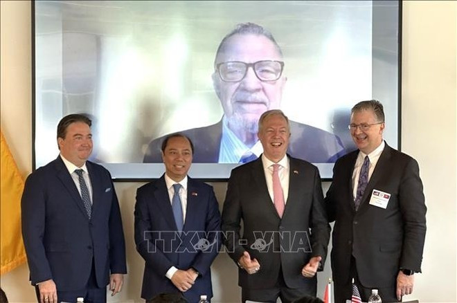 Trois anciens ambassadeurs américains au Vietnam et l'ambassadeur du Vietnam aux États-Unis, Nguyen Quoc Dung (deuxième à partir de la gauche). Photo : VNA. Trois anciens ambassadeurs américains au Vietnam et l'ambassadeur du Vietnam aux États-Unis, Nguyen Quoc Dung (deuxième à partir de la gauche). Photo : VNA.