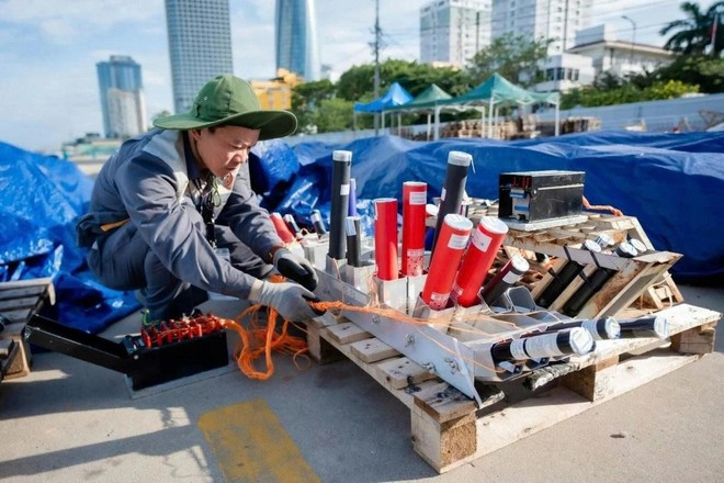 Les membres de l'équipe vietnamienne mettent la dernière main aux préparatifs du feu d'artifice de la dernière nuit, le 12 juillet. Photo : VTC. Les membres de l'équipe vietnamienne mettent la dernière main aux préparatifs du feu d'artifice de la dernière nuit, le 12 juillet. Photo : VTC.
