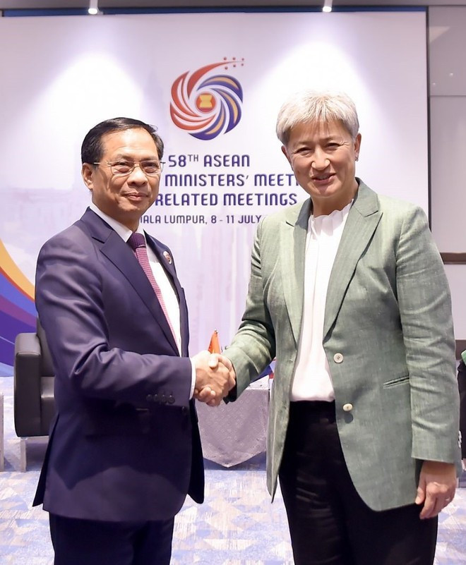 Le vice-Premier ministre, ministre des Affaires étrangères (AE) Bui Thanh Son et la ministre australienne des AE Penny Wong. Photo : VGP. Le vice-Premier ministre, ministre des Affaires étrangères (AE) Bui Thanh Son et la ministre australienne des AE Penny Wong. Photo : VGP.