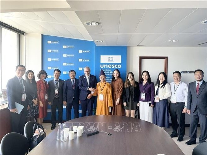 Nguyen Minh Vu, vice-ministre permanent des Affaires étrangères et président du Comité national de l’UNESCO du Vietnam travaille avec l'assistante du directeur général de l'UNESCO chargée de la culture, Ernesto Ottone Ramirez. Photo : VNA. Nguyen Minh Vu, vice-ministre permanent des Affaires étrangères et président du Comité national de l’UNESCO du Vietnam travaille avec l'assistante du directeur général de l'UNESCO chargée de la culture, Ernesto Ottone Ramirez. Photo : VNA.