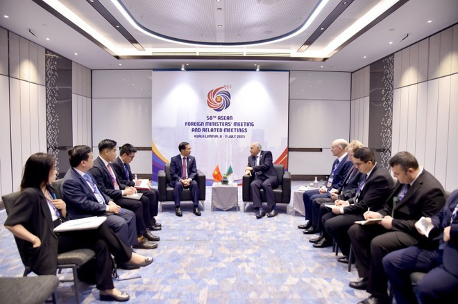 Rencontre entre le vice-Premier ministre, ministre des Affaires étrangères (AE) Bui Thanh Son et le ministre algérien des AE, Ahmed Attaf. Photo : VGP. Rencontre entre le vice-Premier ministre, ministre des Affaires étrangères (AE) Bui Thanh Son et le ministre algérien des AE, Ahmed Attaf. Photo : VGP.