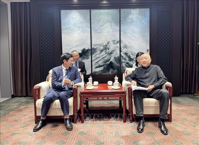 Le vice-ministre vietnamien de la Culture, des Sports et du Tourisme, Ho An Phong (gauche) et le vice-ministre chinois de la Culture et du Tourisme Gao Zheng. Photo : VNA. Le vice-ministre vietnamien de la Culture, des Sports et du Tourisme, Ho An Phong (gauche) et le vice-ministre chinois de la Culture et du Tourisme Gao Zheng. Photo : VNA.