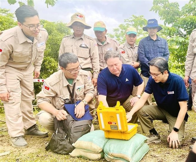 Le vice-ministre des Affaires étrangères Do Hung Viet et l’ambassadeur des États-Unis au Vietnam Marc E. Knapper appuient sur le bouton de désactivation d’une bombe dans la commune de Huong Tan, district de Huong Hoa, province de Quang Tri, le 2 avril 2025. Photo : VNA. Le vice-ministre des Affaires étrangères Do Hung Viet et l’ambassadeur des États-Unis au Vietnam Marc E. Knapper appuient sur le bouton de désactivation d’une bombe dans la commune de Huong Tan, district de Huong Hoa, province de Quang Tri, le 2 avril 2025. Photo : VNA.