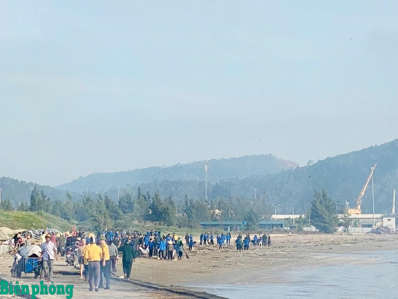 Plus de 1 000 volontaires mobilisés pour l’assainissement de la plage de Cua Lo. Photo : baobienphong. cua-lo-3.jpg