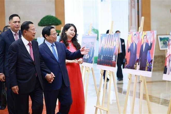 Le Premier ministre Pham Minh Chinh et Hun Sen, président du PPC et du Sénat cambodgien, visitent une exposition de photos sur les relations de coopération entre les deux pays, organisée par l’Agence vietnamienne d’Information (VNA). Photo : VNA. Le Premier ministre Pham Minh Chinh et Hun Sen, président du PPC et du Sénat cambodgien, visitent une exposition de photos sur les relations de coopération entre les deux pays, organisée par l’Agence vietnamienne d’Information (VNA). Photo : VNA.