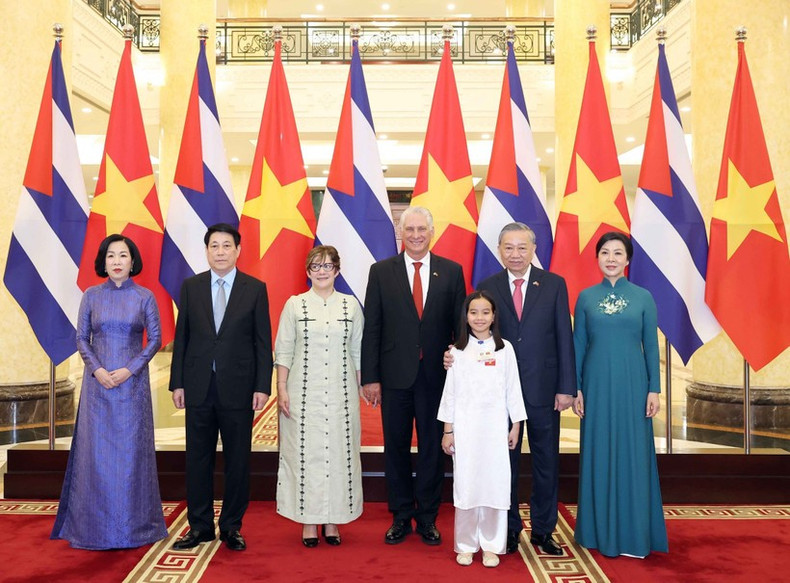 Le secrétaire général To Lam (2e à droite) et son épouse, le président Luong Cuong (2e à gauche) et son épouse, le premier secrétaire du Parti communiste de Cuba, le président cubain Miguel Díaz-Canel Bermúdez et son épouse posent une photo. Photo : VNA. tbt-ctn-cuba.jpg
