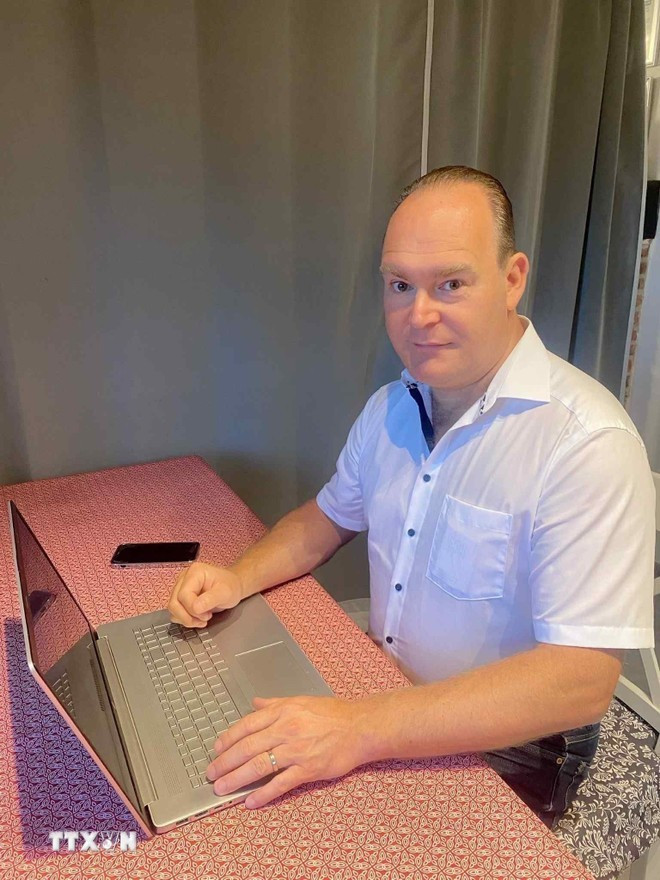 Eric Van Vaerenbergh, expert en énergie et enseignant à l'École centrale des arts et métiers de Bruxelles (ECAM). Photo : VNA. Eric Van Vaerenbergh, expert en énergie et enseignant à l'École centrale des arts et métiers de Bruxelles (ECAM). Photo : VNA.