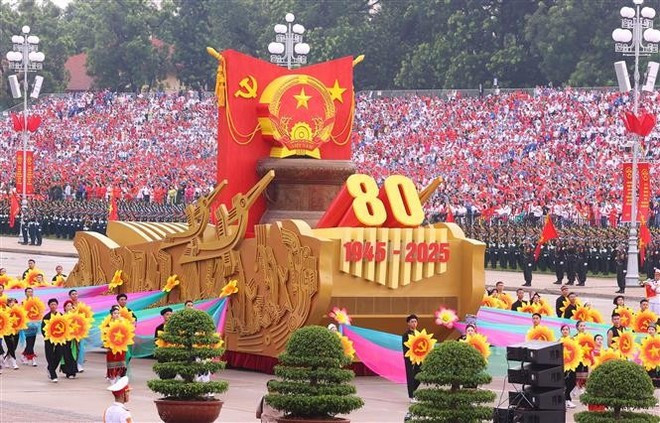 Un véhicule miniature portant l'emblème national de la République socialiste du Vietnam mène le défilé militaire et le cortège de masse. Photo : VNA. Un véhicule miniature portant l'emblème national de la République socialiste du Vietnam mène le défilé militaire et le cortège de masse. Photo : VNA.