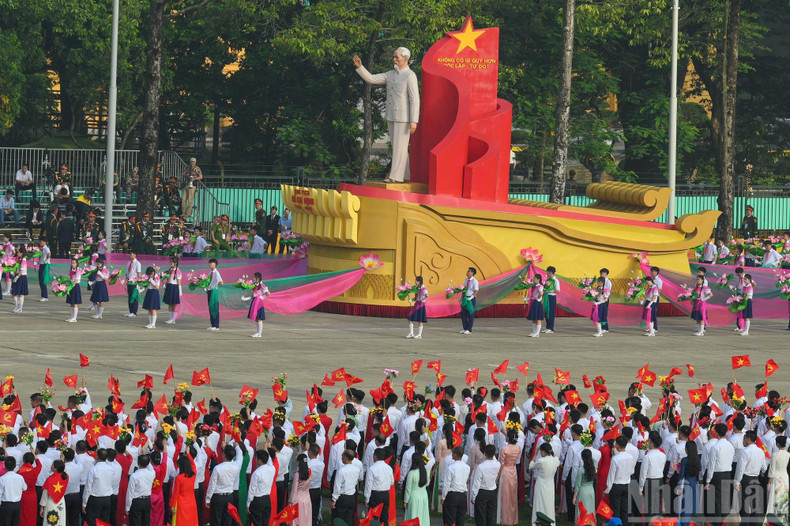 Ce 80e anniversaire est une occasion de fierté pour rappeler la tradition patriotique et la volonté d’autonomie du peuple vietnamien, qui constitue une force immense pour surmonter toutes les difficultés. ere-2.jpg