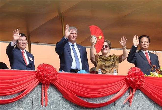 Le premier secrétaire du Comité central du Parti communiste cubain et président cubain, Miguel Diaz-Canel Bermudez, de son épouse lors de la cérémonie célébrant les 80 ans de la Fête nationale du Vietnam, le 2 septembre. Photo : VNA. 3-1922.jpg