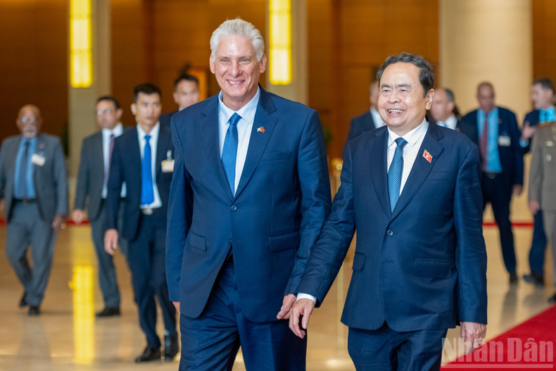 Le président de l'AN vietnamienne Tran Thanh Man (droite) et le premier secrétaire du Comité central du Parti communiste de Cuba (PCC) et président cubain, Miguel Díaz-Canel. Photo : NDEL. an-man-cuba.jpg