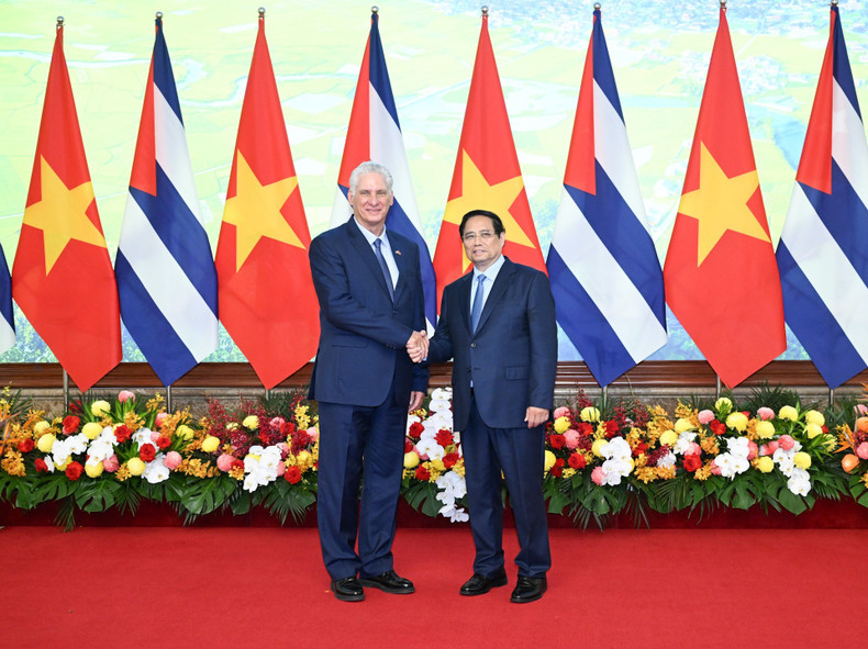 Le Premier ministre vietnamien Pham Minh Chinh (droite) rencontre le premier secrétaire du PCC et président cubain Miguel Díaz-Canel. Photo : NDEL. pmc-cuba.jpg