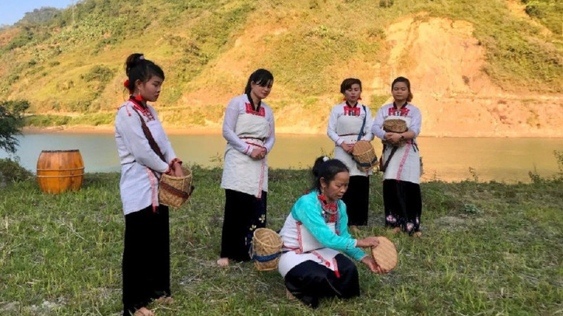 L’artisane Lo Thi Chuong encadre l’entraînement de la troupe artistique du village de Nam Sao 1 à une danse traditionnelle. Photo : NDEL. lo-thi-chuong.jpg