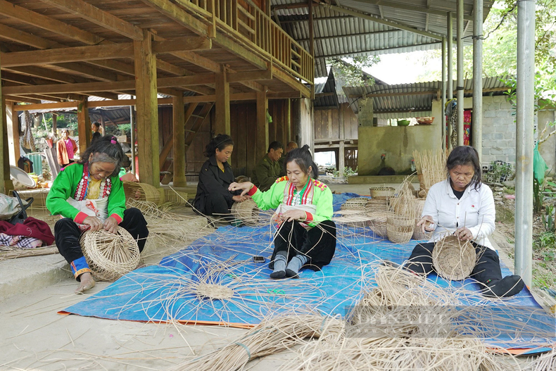 Afin de valoriser et de préserver la culture de l'ethinie Mang, les autorités locales ont également invité des artisans à enseigner l’art du tressage aux habitants. Photo : Danviet. mang-dan-lat.png
