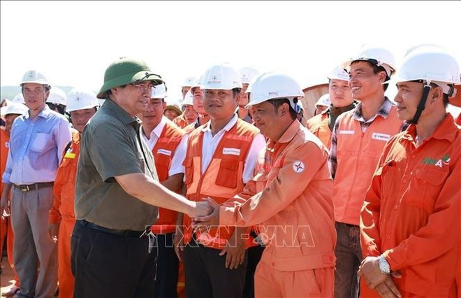 Le PM Pham Minh Chinh rencontre des ingénieurs et des ouvriers travaillant à la construction de la ligne de transport d'électricité de 500 kV Lao Cai-Vinh Yen, dans la commune de Dan Chu, province de Phu Tho. Photo : VNA. Le PM Pham Minh Chinh rencontre des ingénieurs et des ouvriers travaillant à la construction de la ligne de transport d'électricité de 500 kV Lao Cai-Vinh Yen, dans la commune de Dan Chu, province de Phu Tho. Photo : VNA.