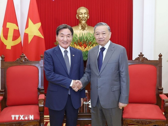 Le secrétaire général du PCV, To Lam (à droite), reçoit Park Chang Dal, envoyé spécial du président sud-coréen Lee Jae Myung le 29 juillet, à Hanoi. Photo : VNA. tbt-tiep-dac-phai-vien.jpg