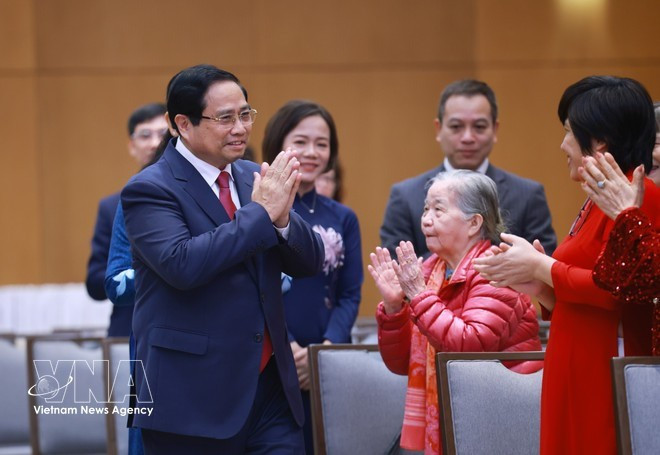 Le Premier ministre Pham Minh Chinh salue les déléguées lors de la rencontre. Photo : VNA.