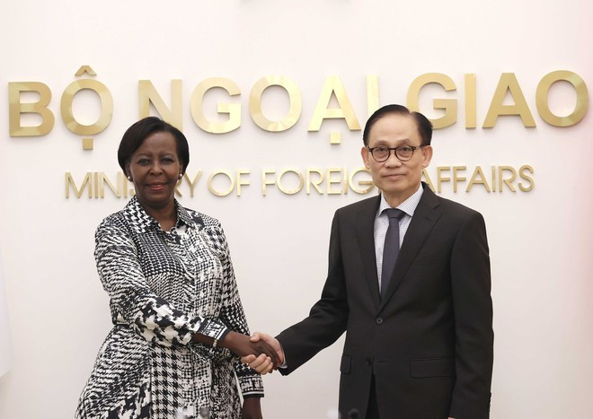 Le ministre des AE Le Hoai Trung et la secrétaire générale de la Francophonie Louise Mushikiwabo. Photo : VNA.