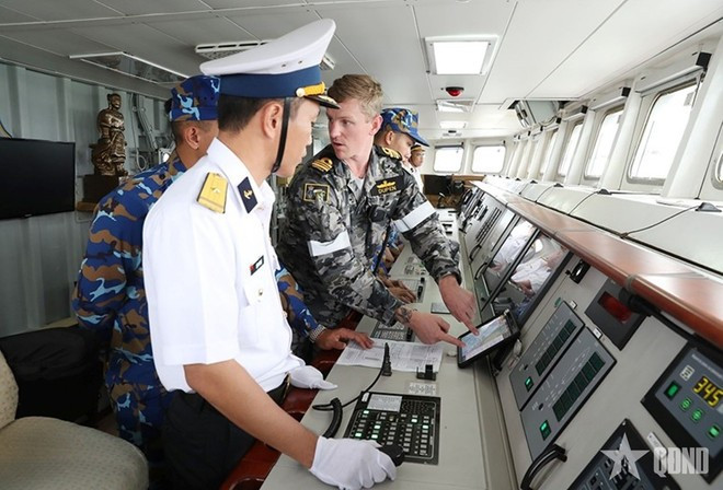 Des pilotes guident le frégate 016-Quang Trung jusqu'à la base navale de Coonawarra. Photo : QĐND.