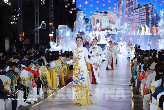 L’ao dai n’est plus seulement un vêtement traditionnel : il devient un symbole d’héritage, d’innovation et d’intégration. Photo : VNA.