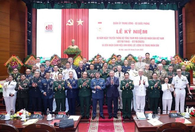 Le secrétaire général To Lam et les délégués internationaux lors de la cérémonie, à Hanoi, le 6 septembre. Photo : VNA. Le secrétaire général To Lam et les délégués internationaux lors de la cérémonie, à Hanoi, le 6 septembre. Photo : VNA.
