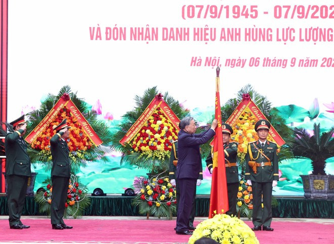 Le secrétaire général To Lam décerne le titre de Héros des Forces armées populaires à l’État-major général de l’APV lors de la cérémonie, à Hanoi, le 6 septembre. Photo : VNA. Le secrétaire général To Lam décerne le titre de Héros des Forces armées populaires à l’État-major général de l’APV lors de la cérémonie, à Hanoi, le 6 septembre. Photo : VNA.